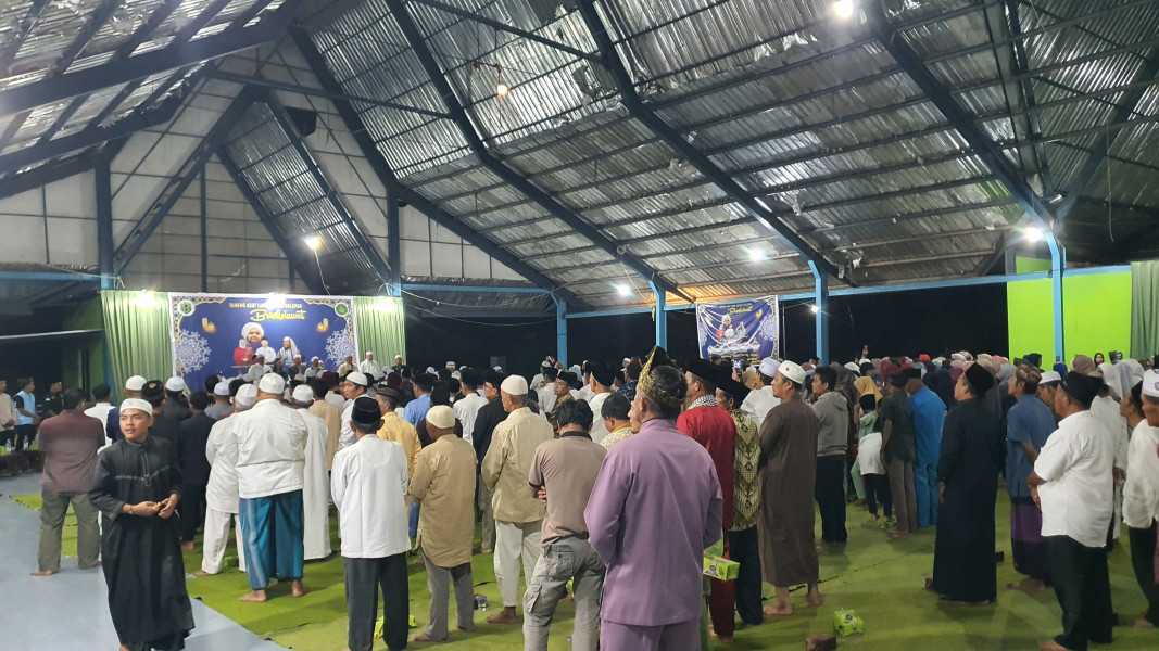 Ratusan Masyarakat Hadiri Tameng Adat LAMR Batsol Bersholawat