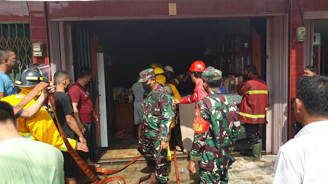 Bantu Evakuasi Kebakaran, Babinsa Berpesan Hati - hati Terhadap Sumber Api