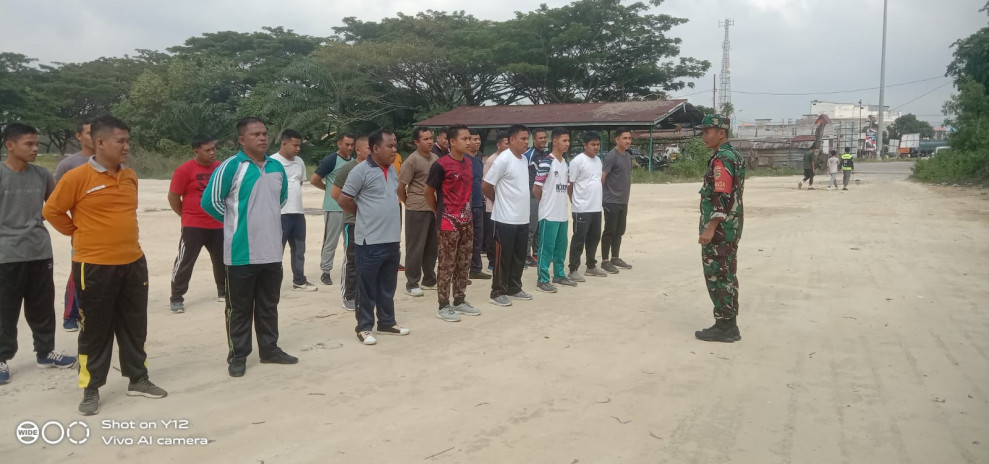 Babinsa Sertu SDG Barus Latih PBB Kepada Warga RT 02 RW 02 Batang Serosa