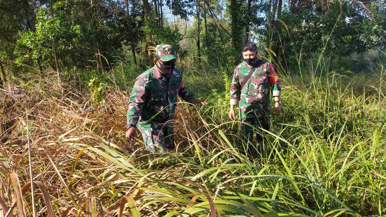 Serka N. Saragih dan Kopda M. Khan Patroli Hotspot di Desa Pangkalan Libut