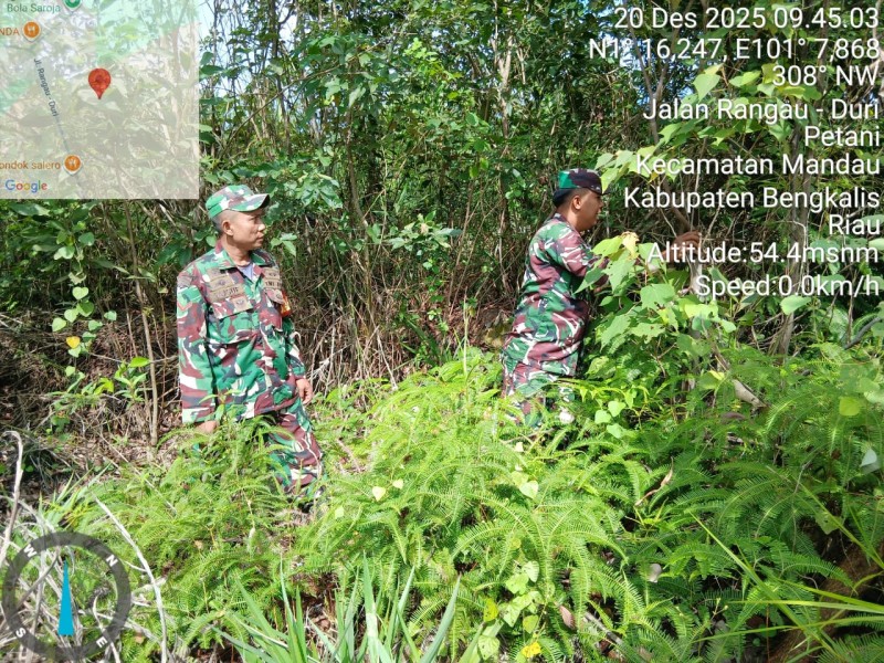 Babinsa Serka Ristiyo, Serda Riza, Kopda Yusuf Patroli Karhutla di Pematang Pudu, Mandau, Bengkalis