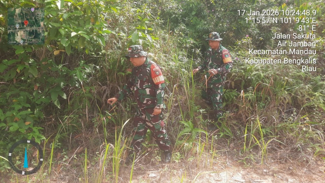 Babinsa Sertu Awaludin, Sertu Ahmad junaidi, Serda Ml.Silaban Patroli Karhutla di Mandau