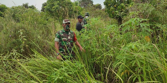 Sertu Alinaspi dan Serda Awaluddin Patroli Karhutla di Desa Balai Makam