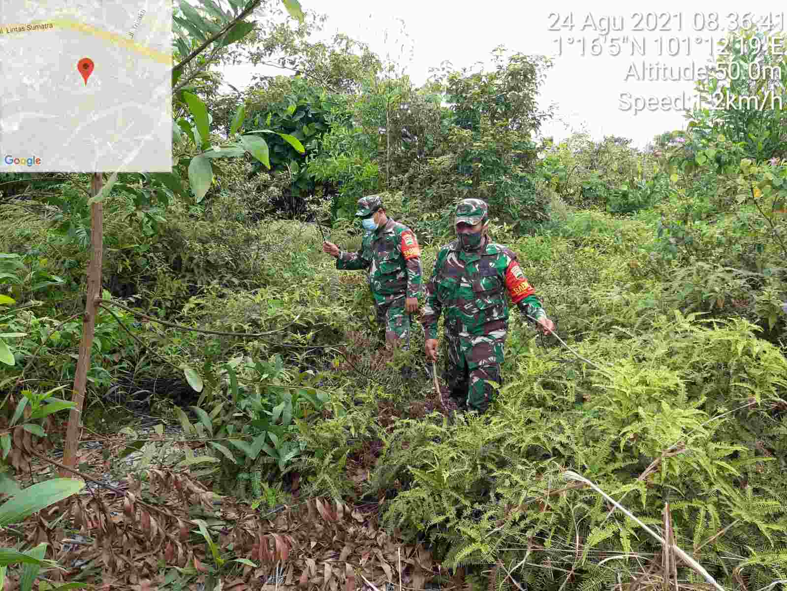 Serka N. Saragih dan Serda Rosdianto Patroli Hot Spot di Desa Buluh Apo