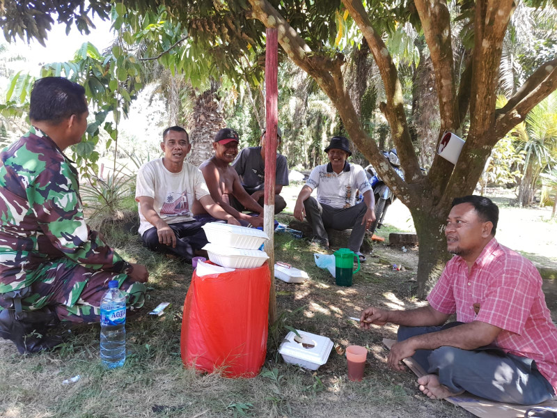 Babinsa Serka Fauzi Berikan Komsos Pancasila Kepada Masyarakat RT 03 RW 08 Air Jamban, Mandau