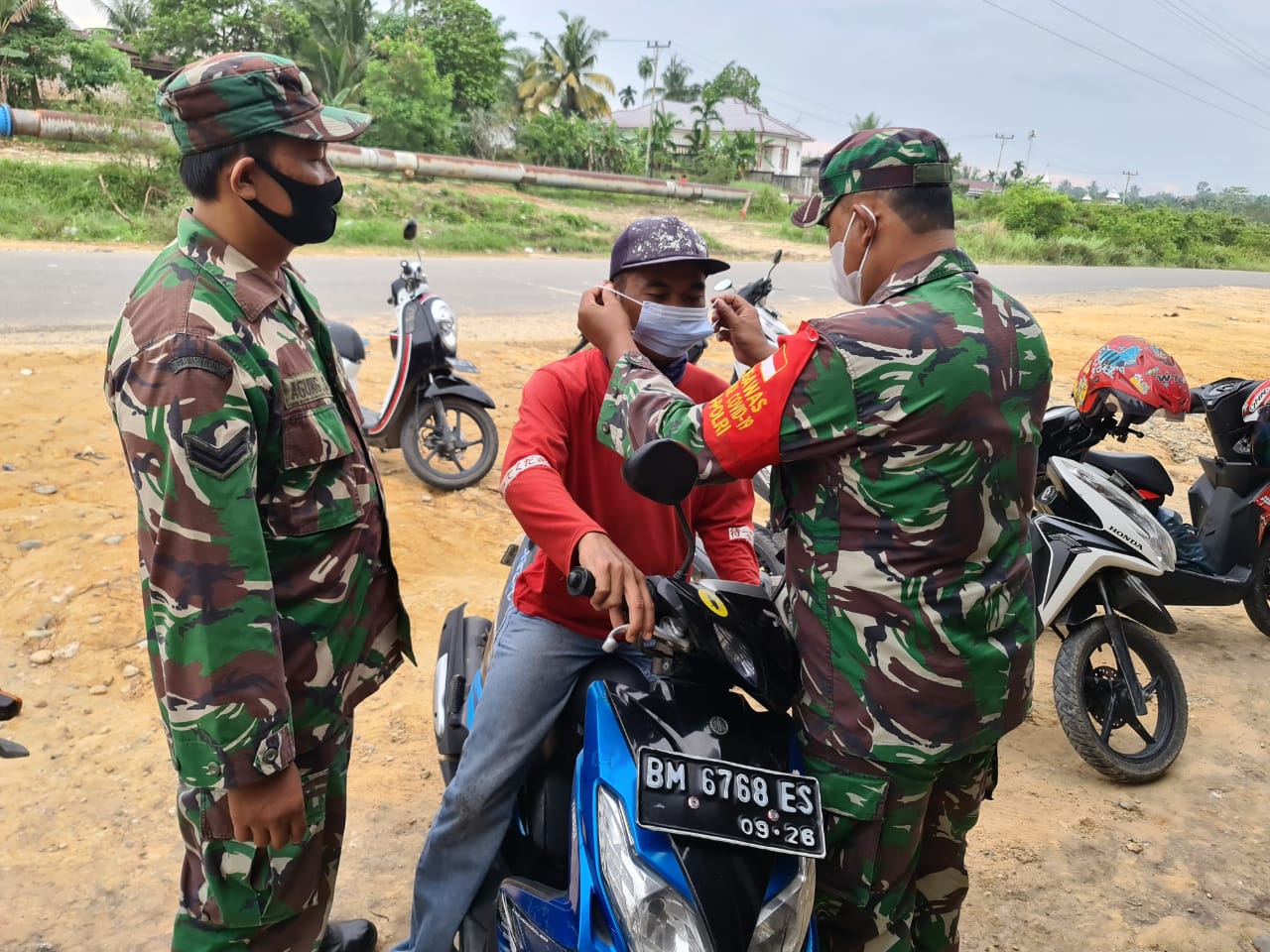 Sertu Agung Saputro, Serda Heriyadi, Serda Paino Protkes di Jalan Sudirman Kecamatan Mandau