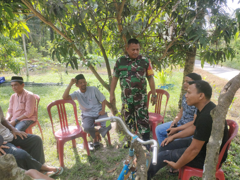 Babinsa Serma Agusliadi Berikan Komsos Pancasila Kepada Masyarakat RT 01 RW 20 Kelurahan Air Jamban