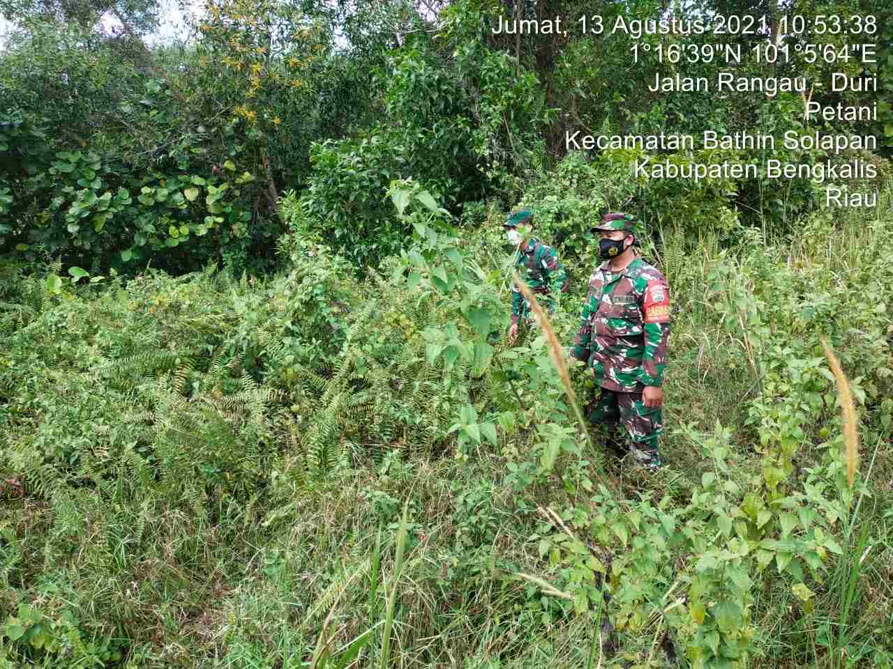 Peltu Jefri Dian dan Sertu Agung Patroli Hot Spot di Desa Petani