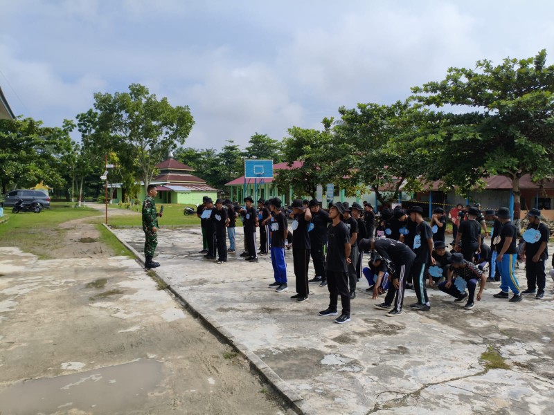 Babinsa Sertu M. Fikri Berikan Pemahaman Pancasila Kepada Siswa SMKN 2 Mandau, Bengkalis