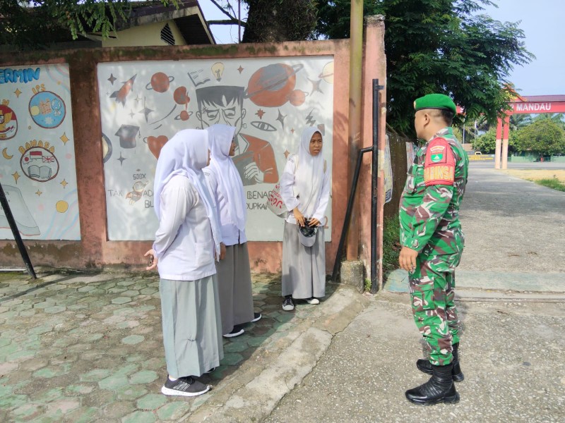 Babinsa Koptu P. Samosir Berikan Pemahaman Pancasila Kepada siswa SMAN 2 Mandau