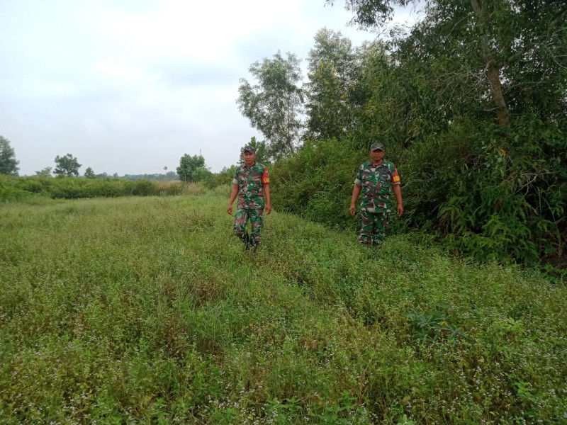 Terus Laksanakan Patroli, Babinsa Koramil 03/Mandau Serda Paino dan Kopda Yusup di Balai Raja Kecamatan Pinggir