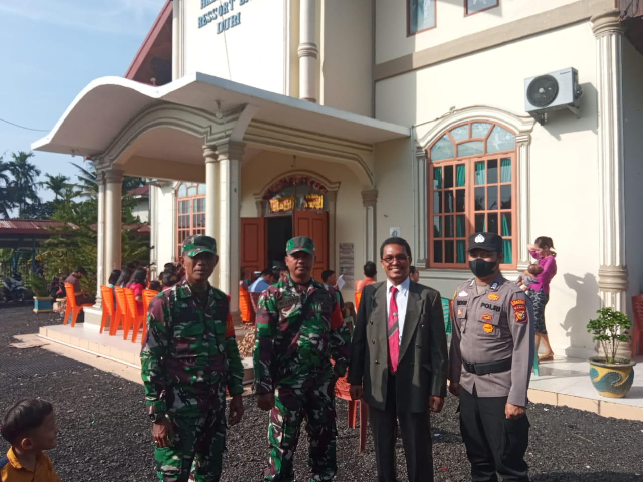 Babinsa Koramil 03/Mandau Laksanakan Pengamanan Ibadah Natal 2022