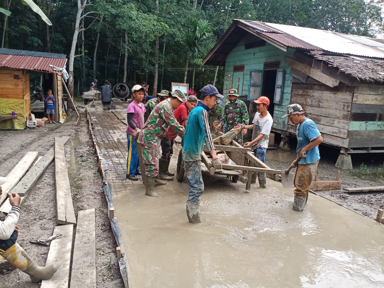 TNI dan Masyarakat Gotong-royong Ngecor Jalan di Bukit Batu