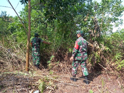 Serka Fauzi dan Serda Heriyadi Patroli Karhutla di Desa Simpang Padang