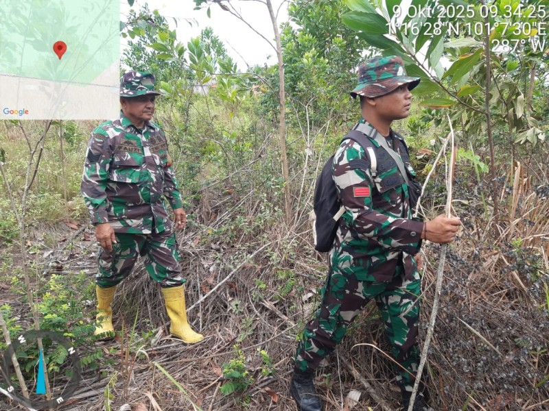 Babinsa Serma Fauzi, Serma N.Saragih, Praka Indro.Sinaga Patroli Karhutla di Kelurahan Pematang Pudu, Kecamatan Mandau