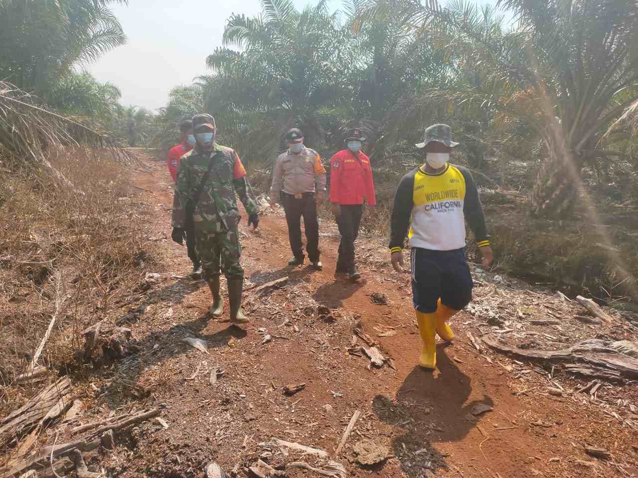 Sertu Agung Saputro dan Serda Rosdianto Patroli Titik Api di Desa Petani