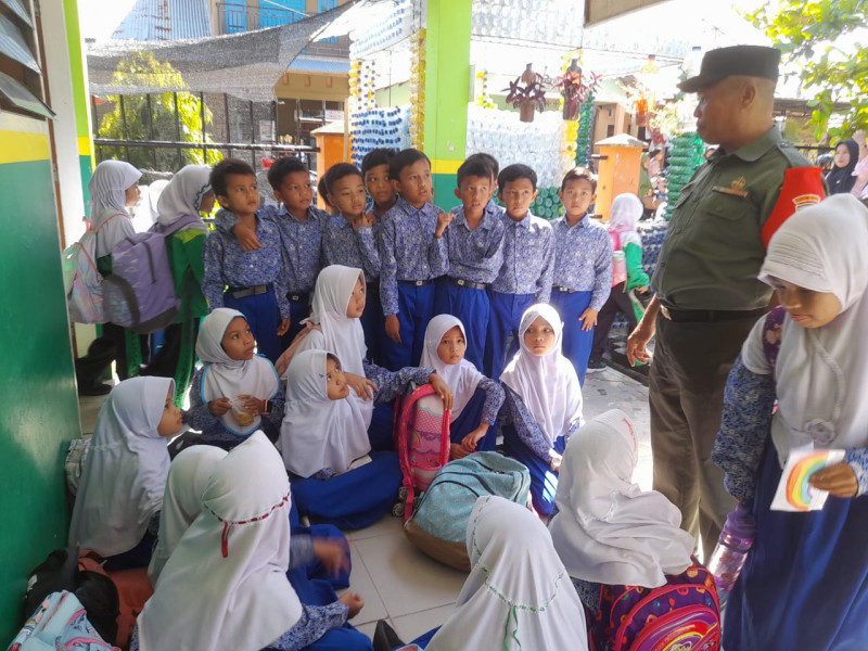 Sertu Rosdianto Berikan Penyuluhan Pancasila kepada Siswa Sekolah Dasar Bathin Solapan