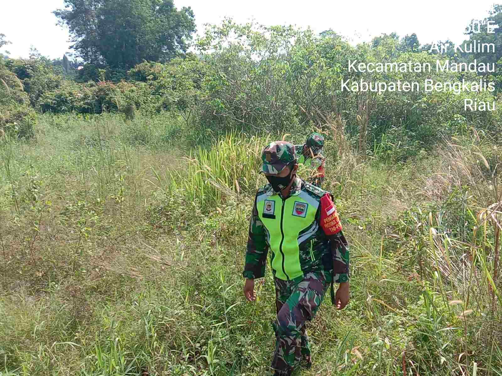 Serka Fauzi dan Sertu S. Handoko Patroli Titik Hot Spot di Desa Air Kulim Hingga Desa Petani