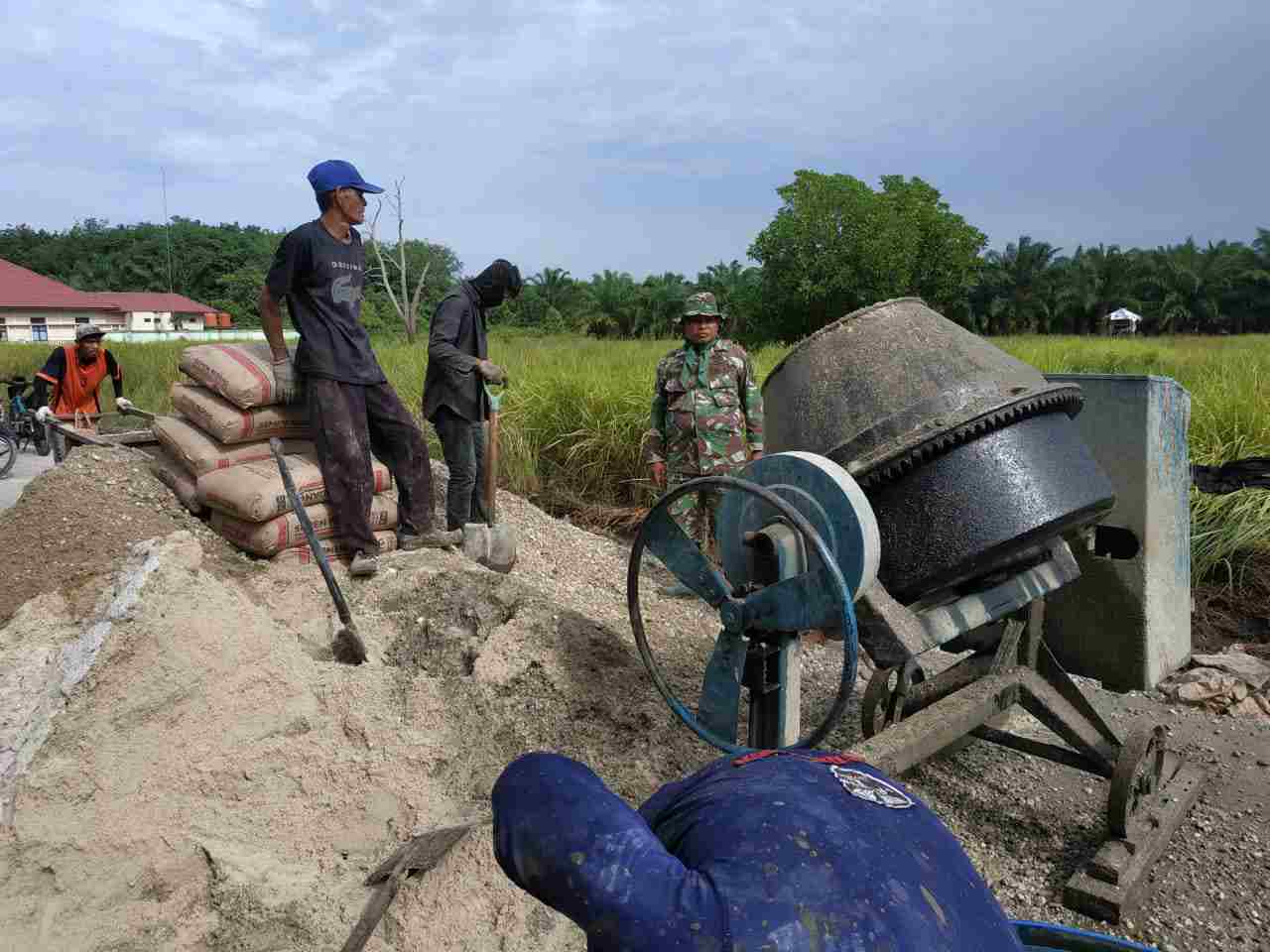 Bukan Hanya Sekedar Kerja, TMMD Juga Membudayakan Gotong Royong