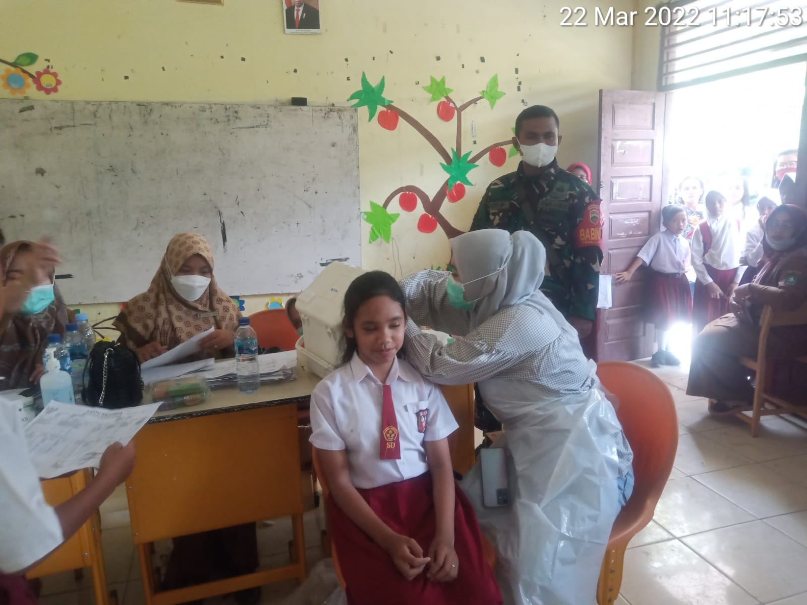 Babinsa Koramil 03/Mandau Sertu Roy Pardomuan Pendampingan Vaksin di SDN 21 Desa Buluh Apo