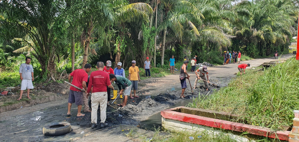 Gabungan 2 RW Kelurahan Air Jamban, Damkar Mandau Dan PUPR Bengkalis, Perbaiki Jalan Rokan Belakang Kantor Camat Mandau