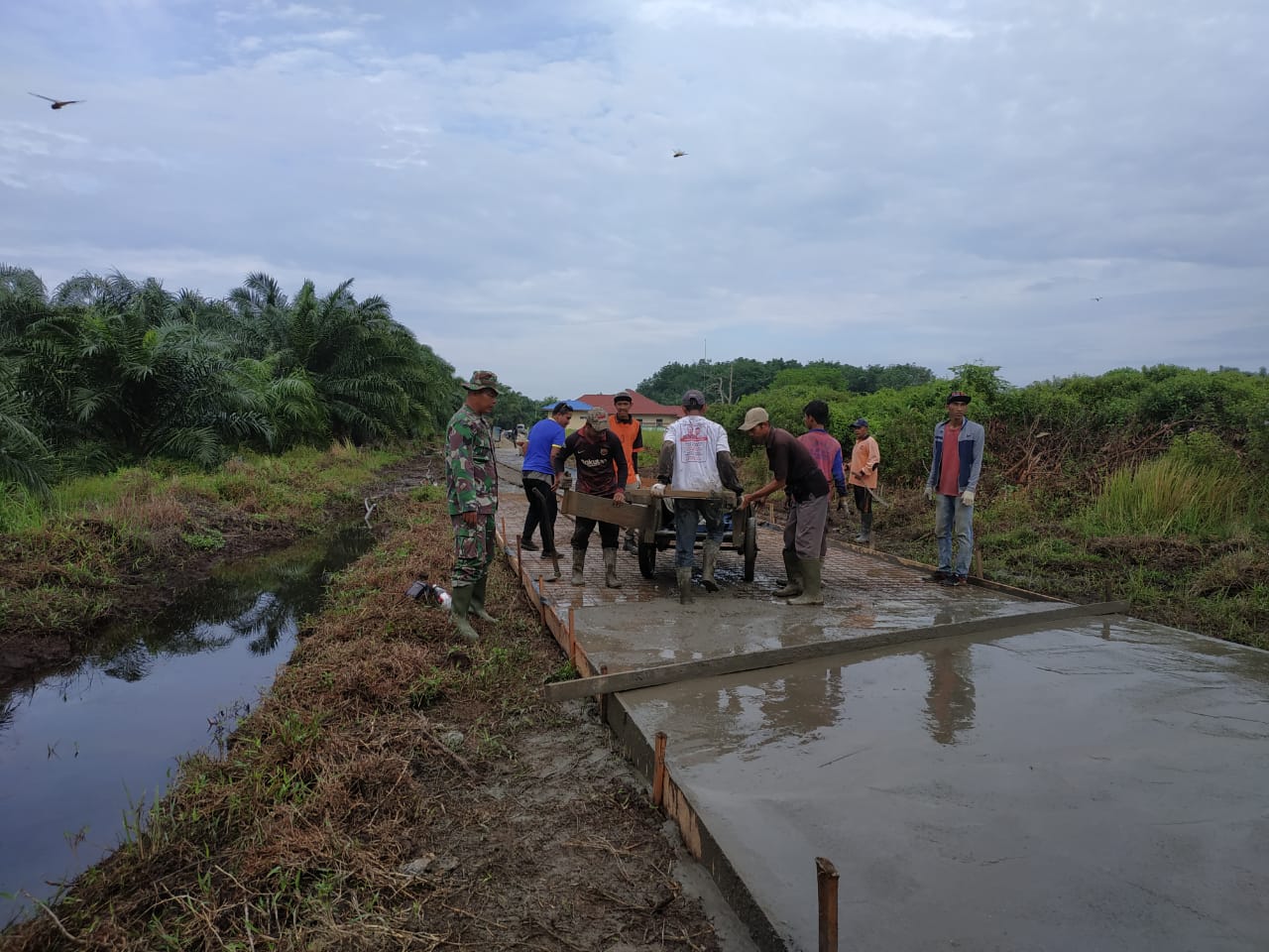 Turun Langsung, Dandim Pastikan Pelaksanaan TMMD di Desa Api-Api Berjalan Lancar