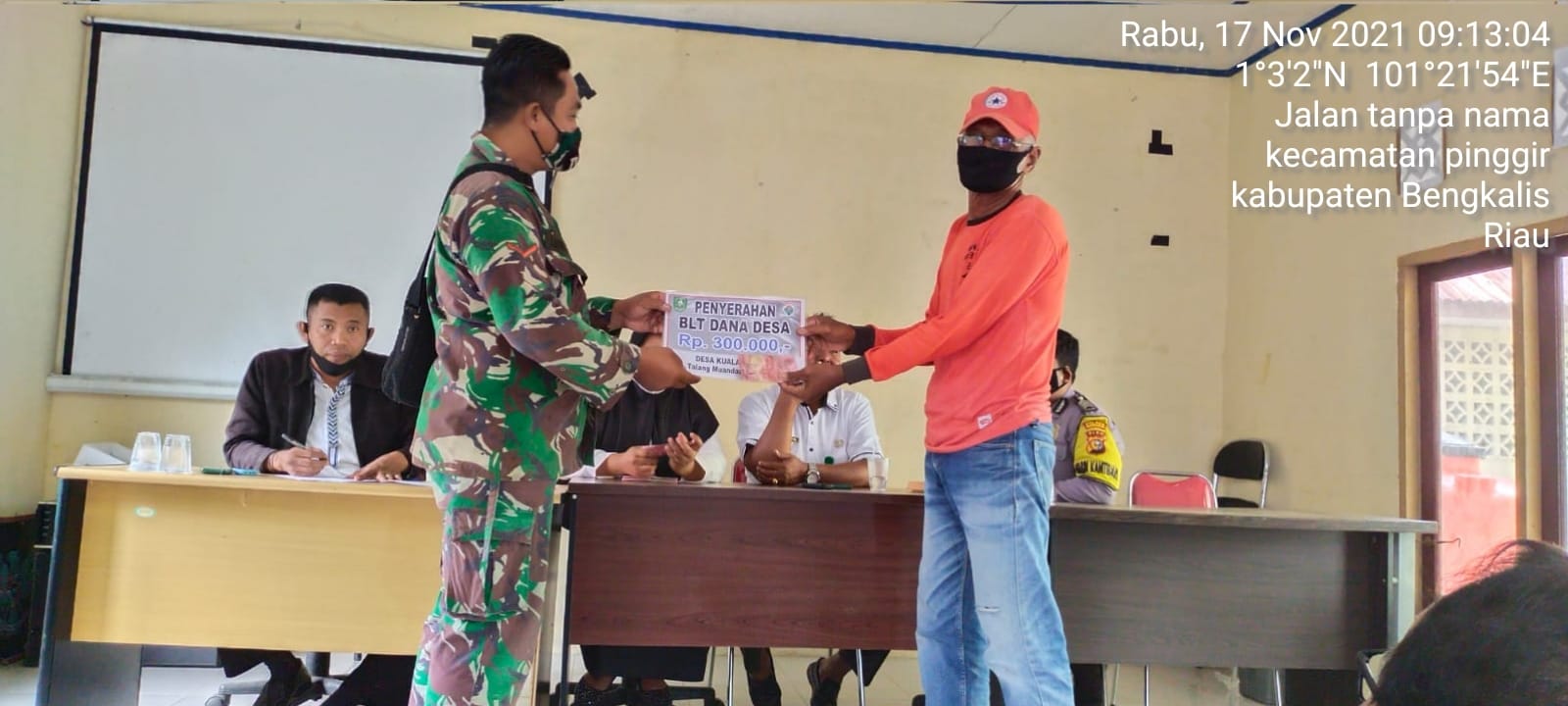 Kopda Bambang Pantau Penyaluran BLT ke 11 Desa Kuala Penaso