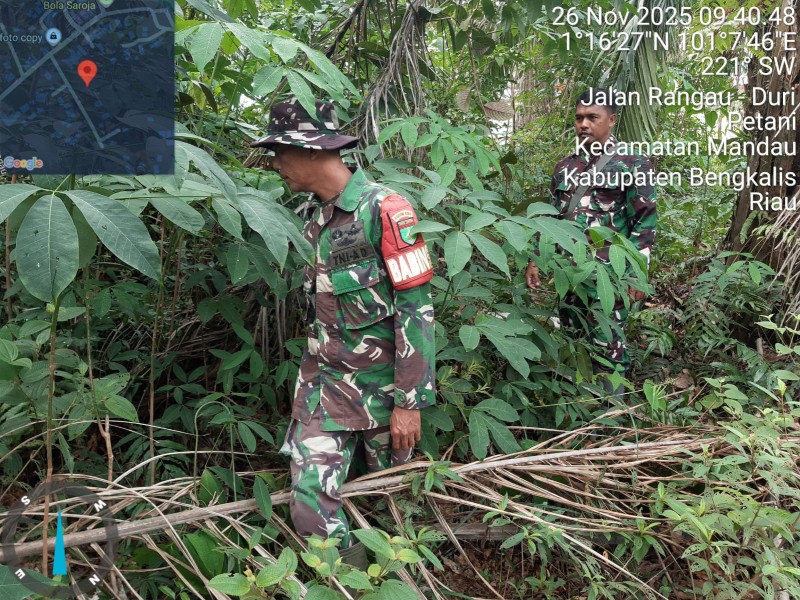 Babinsa Serma N.Saragih, Serka Ristiyo, Sertu Sutiman Patroli Karhutla di Jalan Bathin Kuat, Batsol