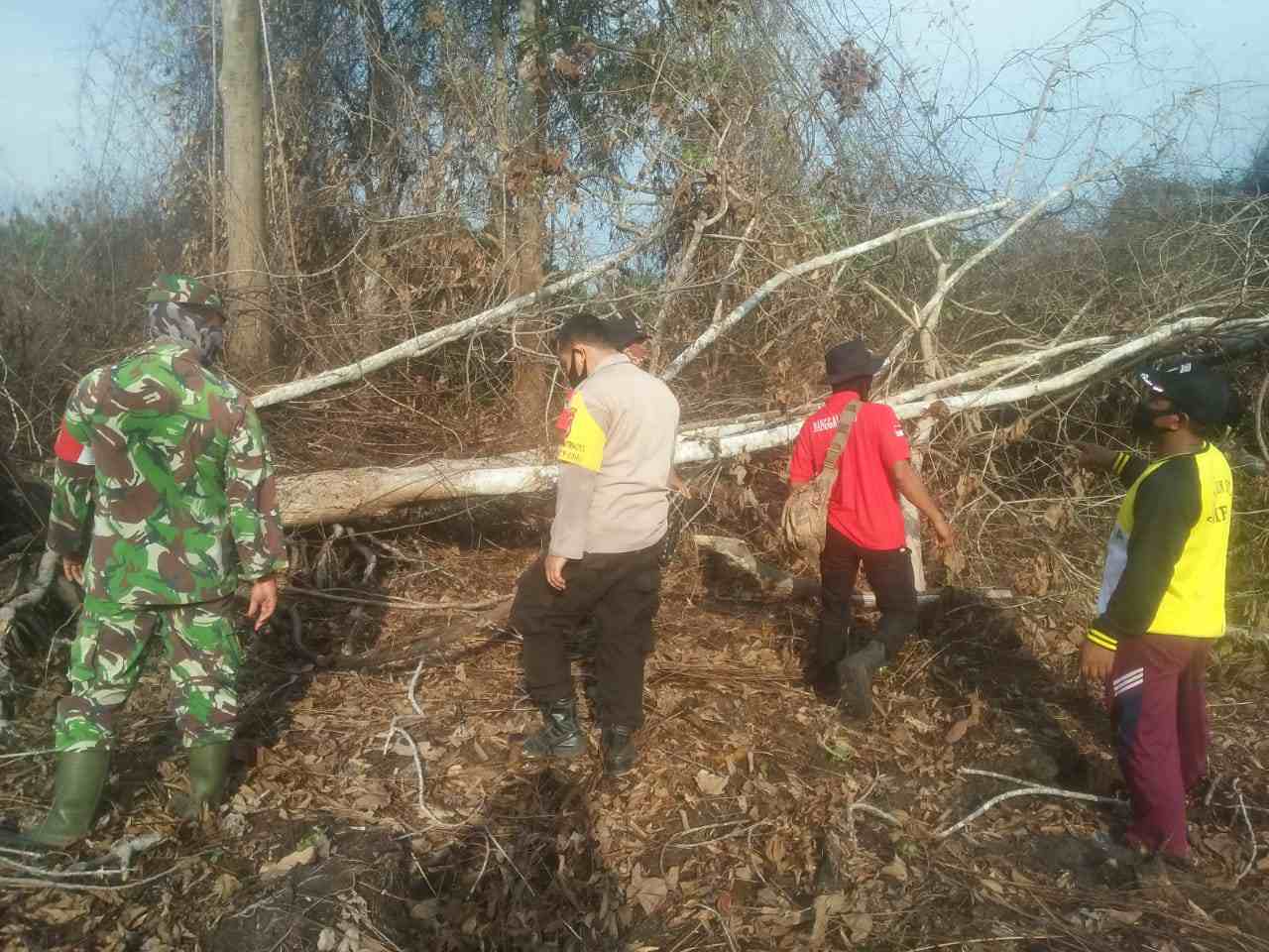 Sertu Ristiyo Bersama Anggota Bhabinkamtibmas Patroli Karhutla di Bathin Betuah