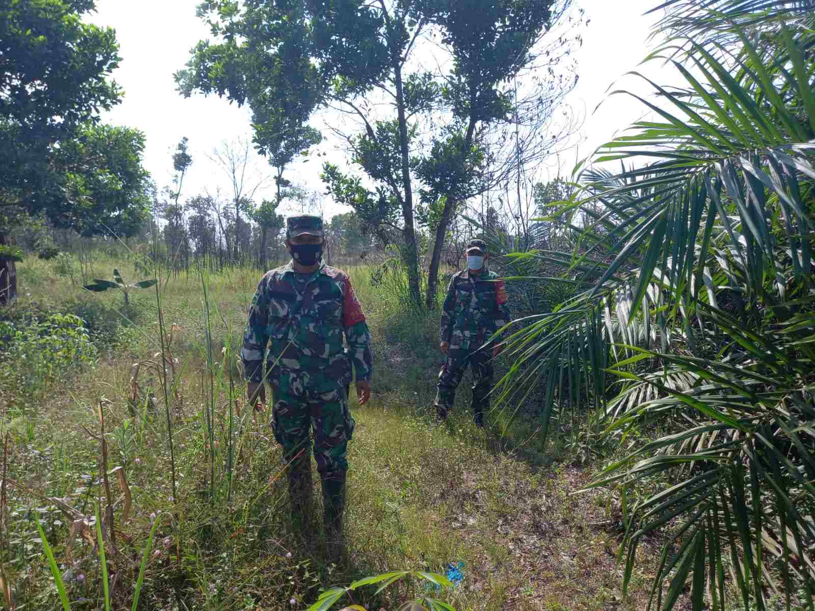 Serka Fauzi dan Sertu Alinaspi Patroli Titik Api Desa Simpang Padang Hingga Desa Petani
