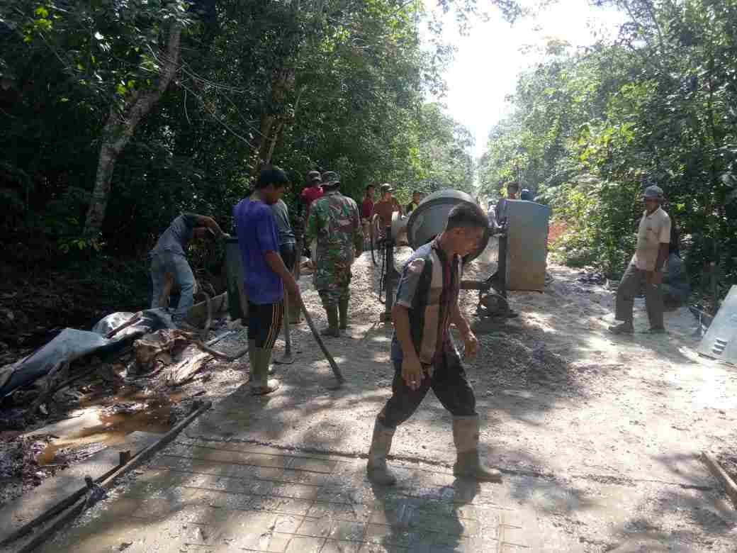 Semangat Tinggi Anggota Satgas TMMD 108 Menyelesaikan Jalan Parit Medan Api-Api