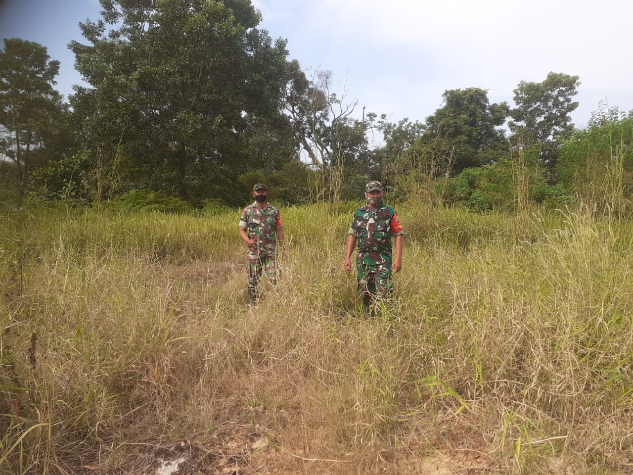 Sertu Agung Saputro dan Sertu Rosdianto, Patroli Karhutla di Kelurahan Pematang Pudu dan Desa Simpang Padang