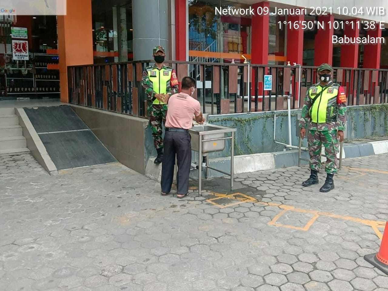 Sertu Ristiyo Himbau Wajib Masker dan Protkes di Mall Mandau City, Duri