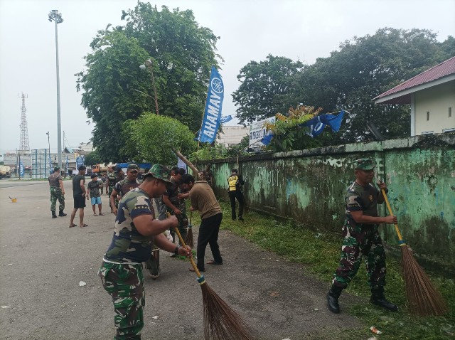 Dalam Rangka HUT TNI ke-77, Koramil 03/Mandau Karya Bakti bersama masyarakat