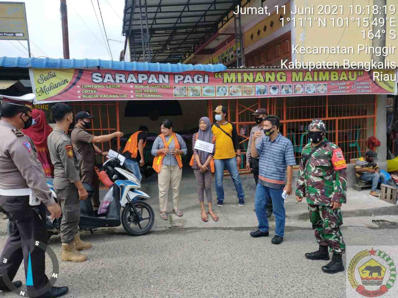 PPKM Gabungan, Babinsa Kopda Muchsin Khan Berpesan Agar Selalu Gunakan Masker