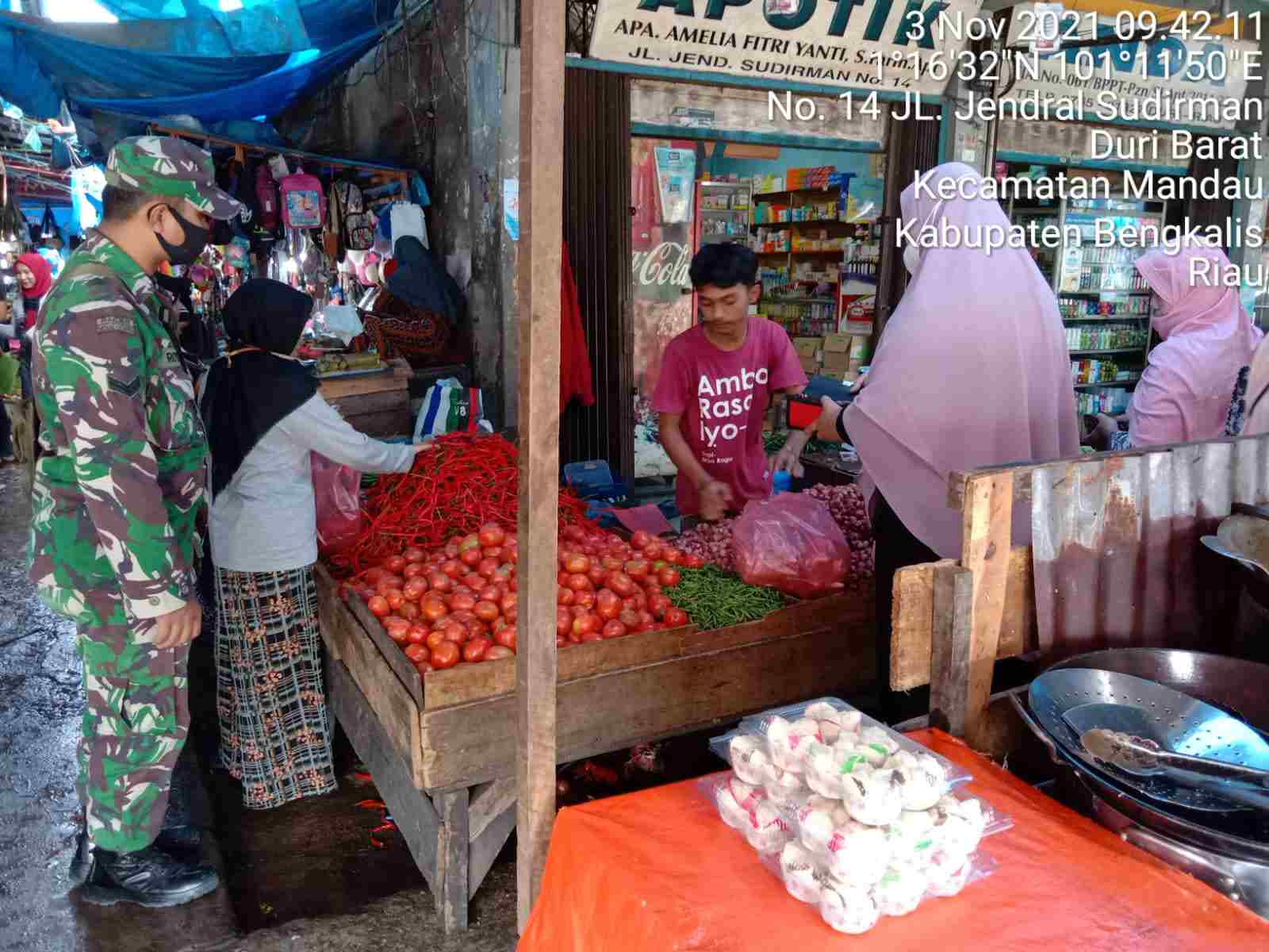 Gunakan Masker, itu Pesan Sertu R. Pardomuan dan Serda S. Sijabat di Pasar