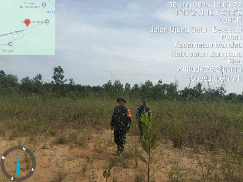 Babinsa Serka Sdg Barus, Sertu A.T Silaban Patroli Karhutla di Desa Petani, Bathin Solapan, Bengkalis