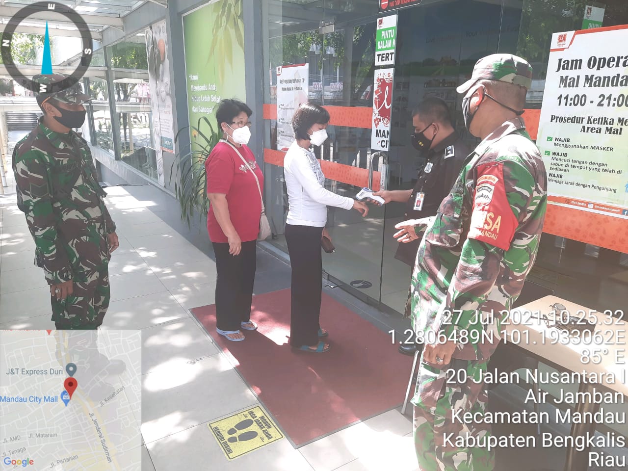 Serma Amiruddin dan Serma Suprapto Laksanakan Himbauan Protkes di Mall Mandau City