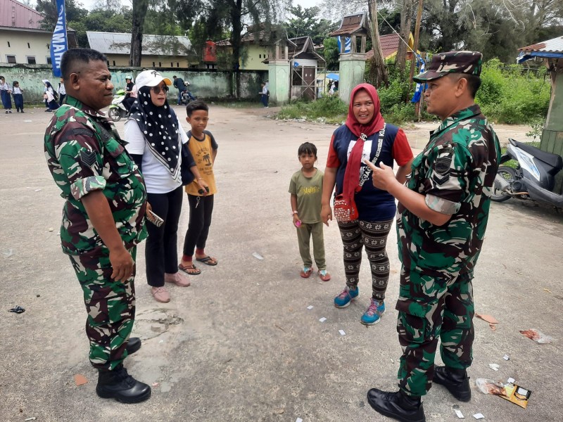 Penegakan Protkes Babinsa Serma Agusliadi dan Sertu Junaidi di Jalan Lintas Sumatera Kelurahan Gajah Sakti