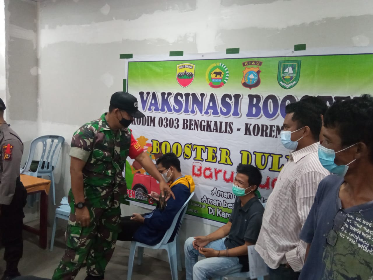 Babinsa Pelda Amiruddin dan Praka Alif Dampingi Vaksinasi di Mall Mancy Duri