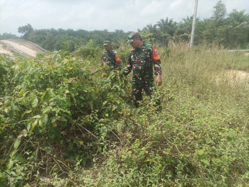 Terus Laksanakan Patroli, Babinsa Koramil 03/Mandau Pelda Armen dan Kopda P. Samosir di Pematang Pudu, Duri