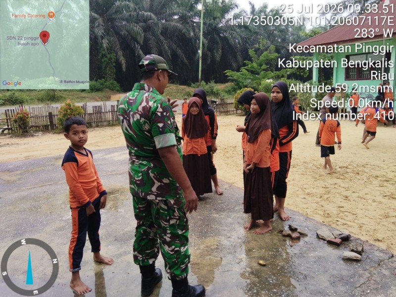 Babinsa Serda Paino Berikan Pemahaman Pancasila Kepada Siswa SDN 22 Pinggir, Kecamatan Pinggir
