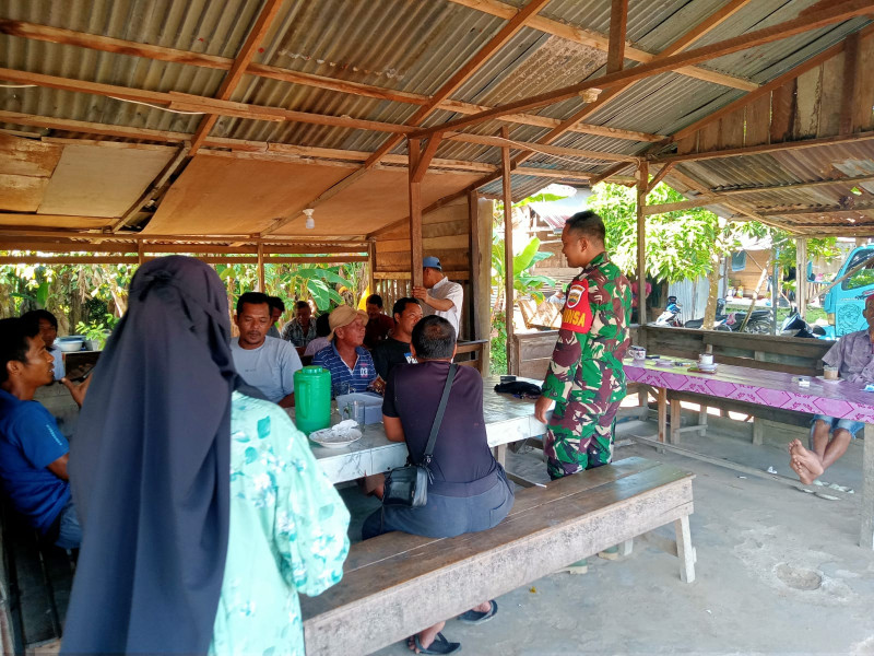 Babinsa Serda Zulkarnain Berikan Penyuluhan Pancasila Kepada Warga Desa Simpang Padang, Kampung Pancasila