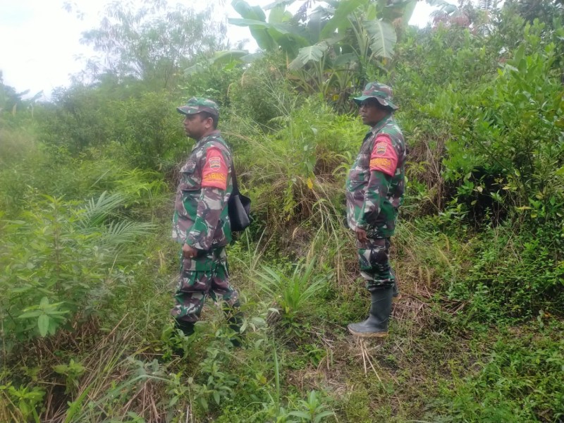 Babinsa Serka N.Saragih, Serda Zulkarnaen, Koptu M.Khan Berpatroli Karhutla di  Desa Petani, Mandau, Bengkalis