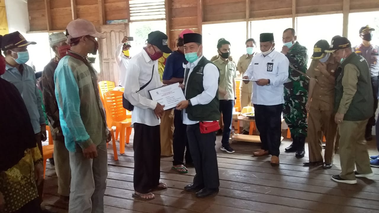 Bupati Pelalawan Serahkan BLT Tahap II Untuk Desa di Kecamatan Kuala Kampar