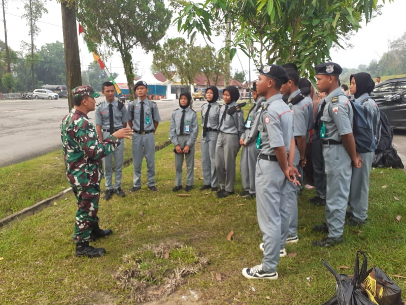 Sertu Agung Saputro Berikan Penyuluhan Pancasila kepada Warga di Kampung Pancasila Air Jamban