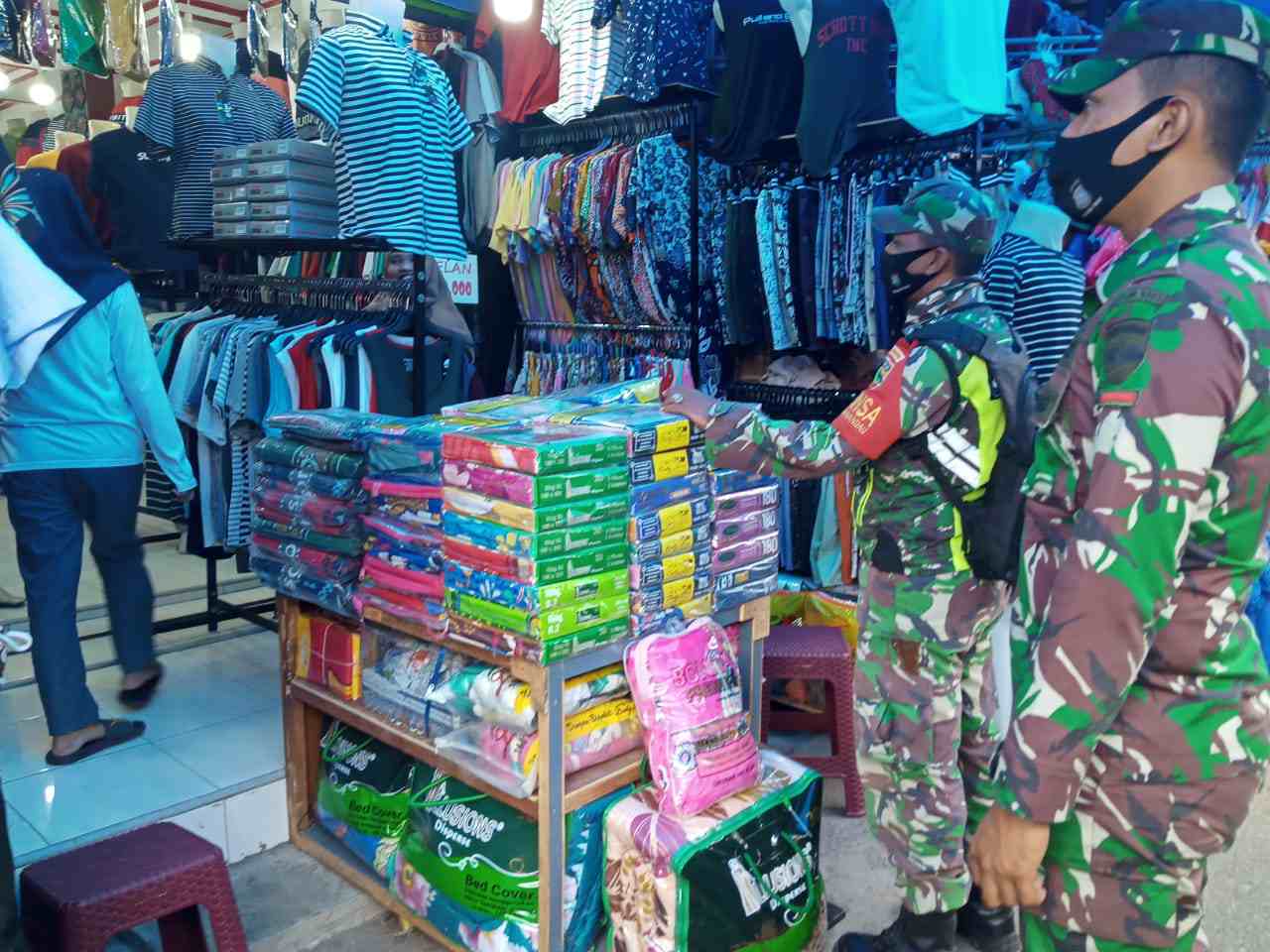 Serma Sutrisno Himbau Wajib Masker dan Protkes di Keramaian Pasar Duri