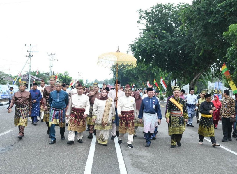 Dari Wisma Sri Mahkota Menuju DPRD, Arak-Arakan Adat Hidupkan Semangat Hari Jadi ke-514 Bengkalis