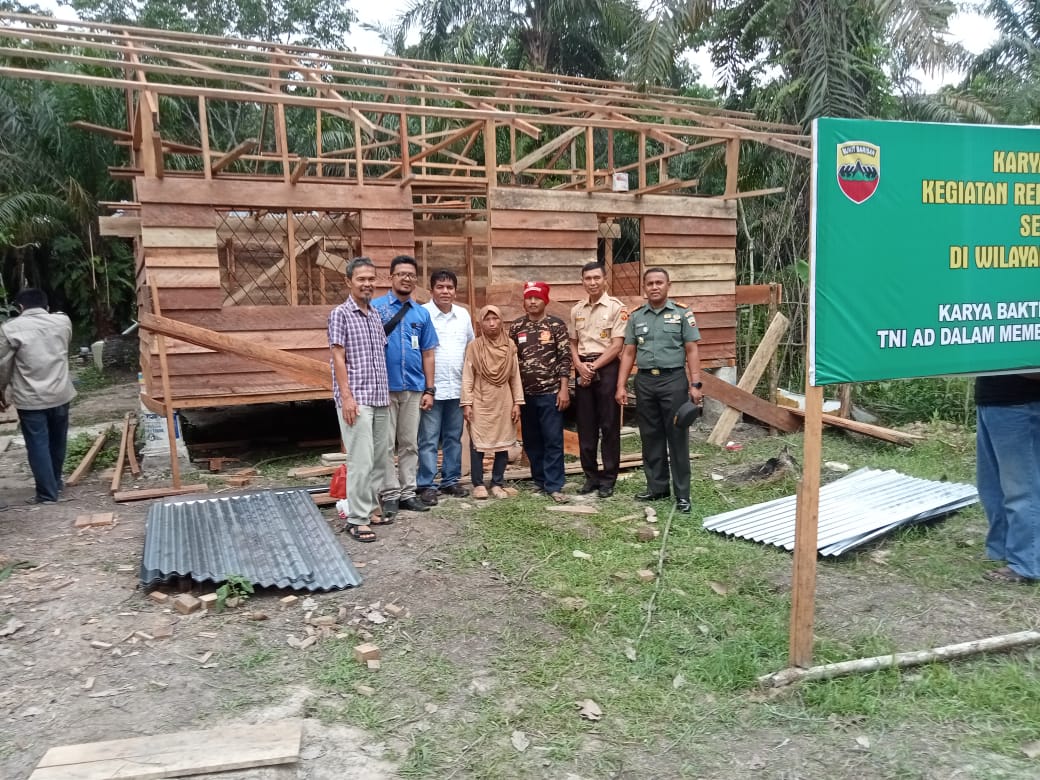 Danramil 03/Mandau Terima Kunjungan Anggota DPRD Bengkalis di lokasi Karya Bakti Bedah Rumah