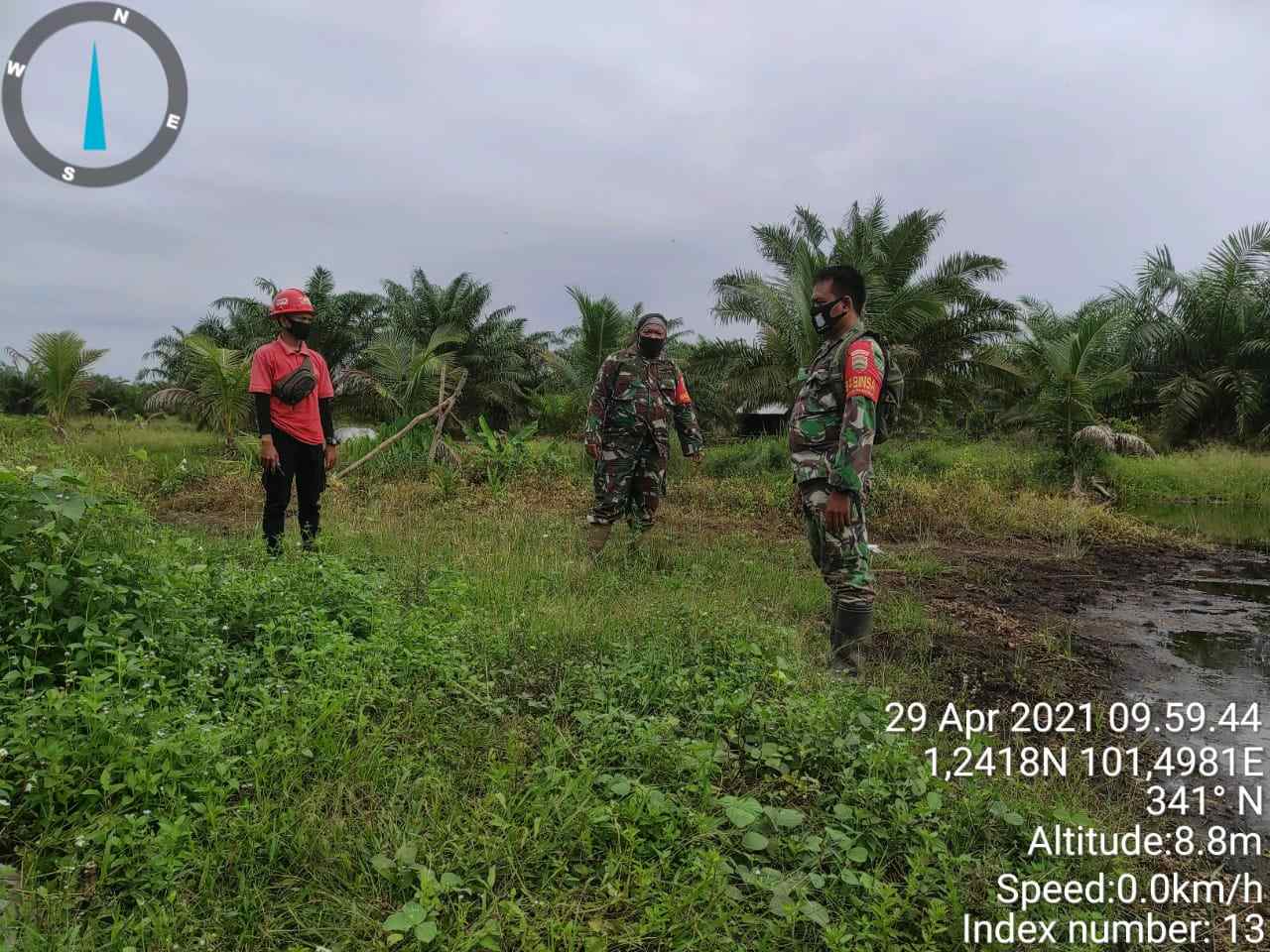 Mengurangi Titik Api, Serda Chandrawan dan Serda S. Sijabat dan Tim Berpatroli Karhutla di Desa Tasik Serai